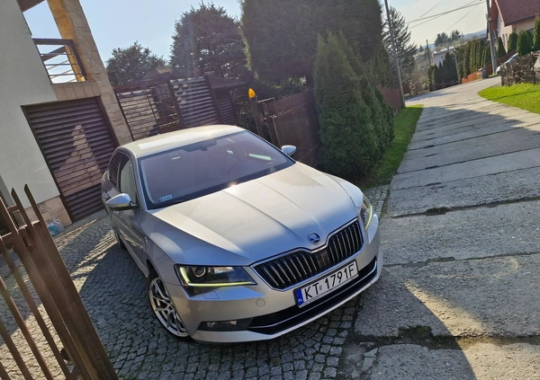 Skoda Superb cena 57900 przebieg: 277631, rok produkcji 2015 z Tarnów małe 106